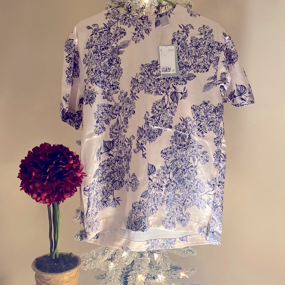 H&M brand new short sleeve cream, choinise top-size small.